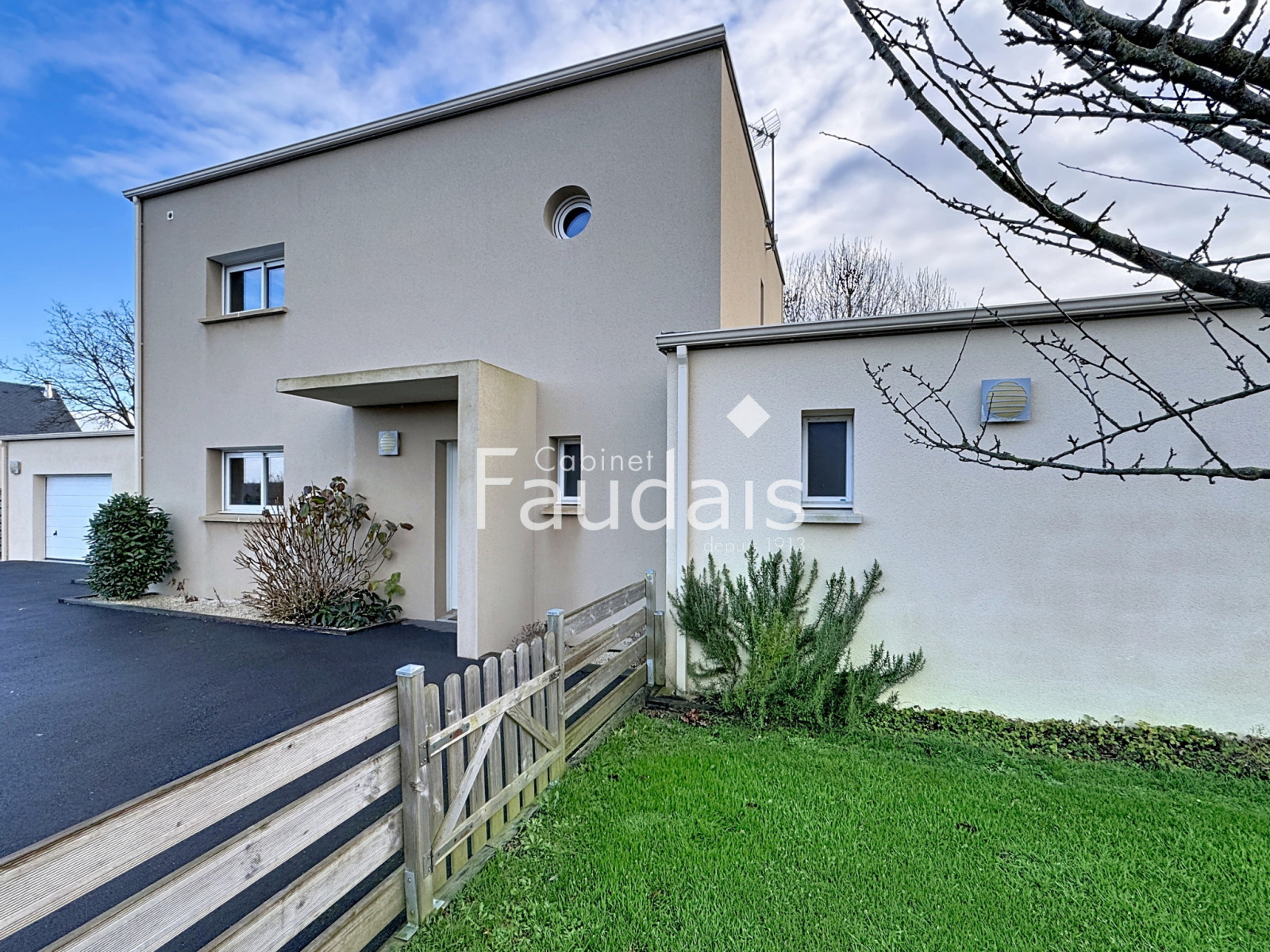 
                                                Vente
                                                  HEBECREVON-Maison contemporaine spacieuse avec vie de plain