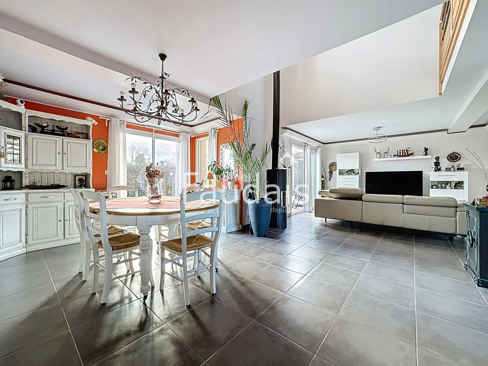 
                                                Vente
                                                  HEBECREVON-Maison contemporaine spacieuse avec vie de plain