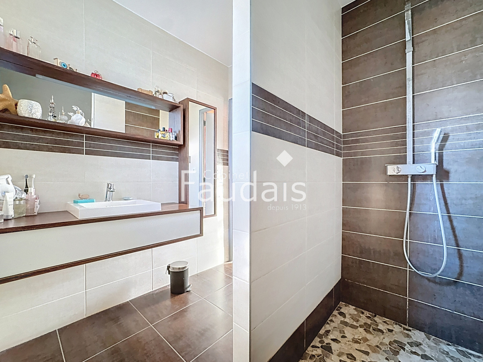 
                                                Vente
                                                  HEBECREVON-Maison contemporaine spacieuse avec vie de plain