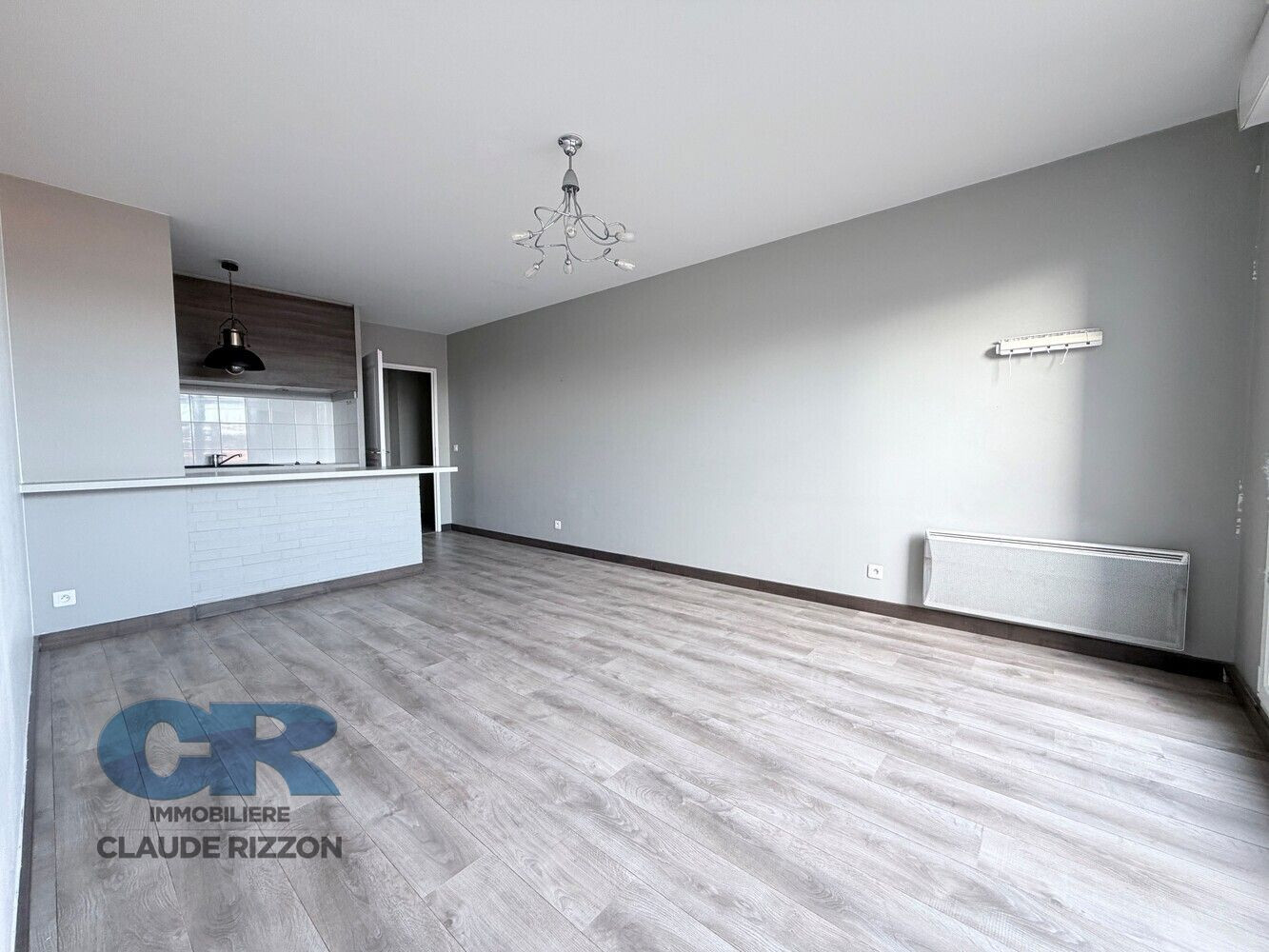 
                                                Vente
                                                 HOPITAL CENTRAL - 2 pièces à vendre