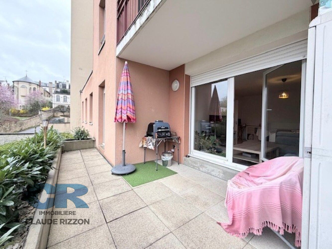 
                                                Vente
                                                 HOPITAL CENTRAL - 3 pièces à vendre