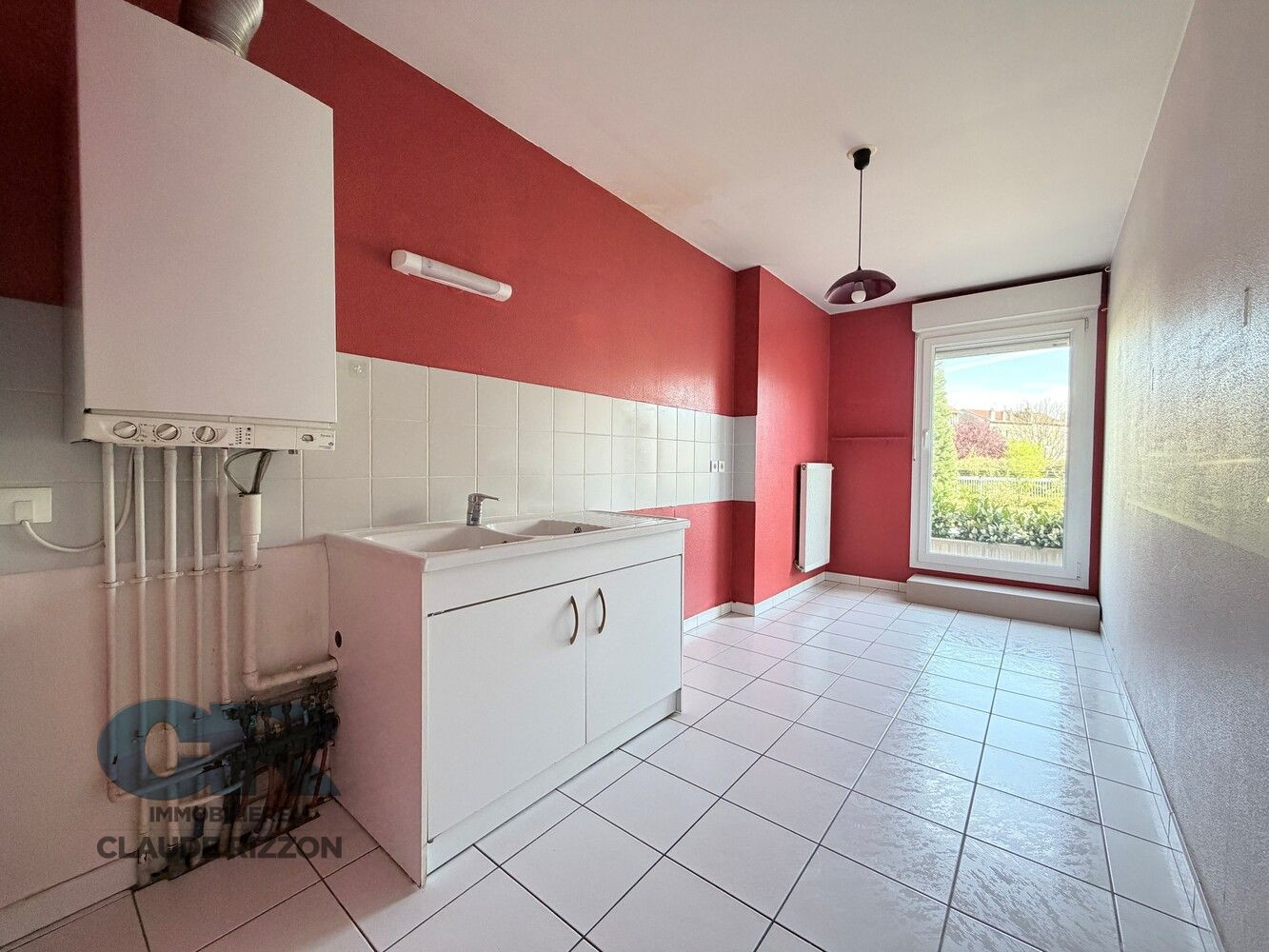 
                                                Vente
                                                 HOPITAL CENTRAL - 3 pièces à vendre