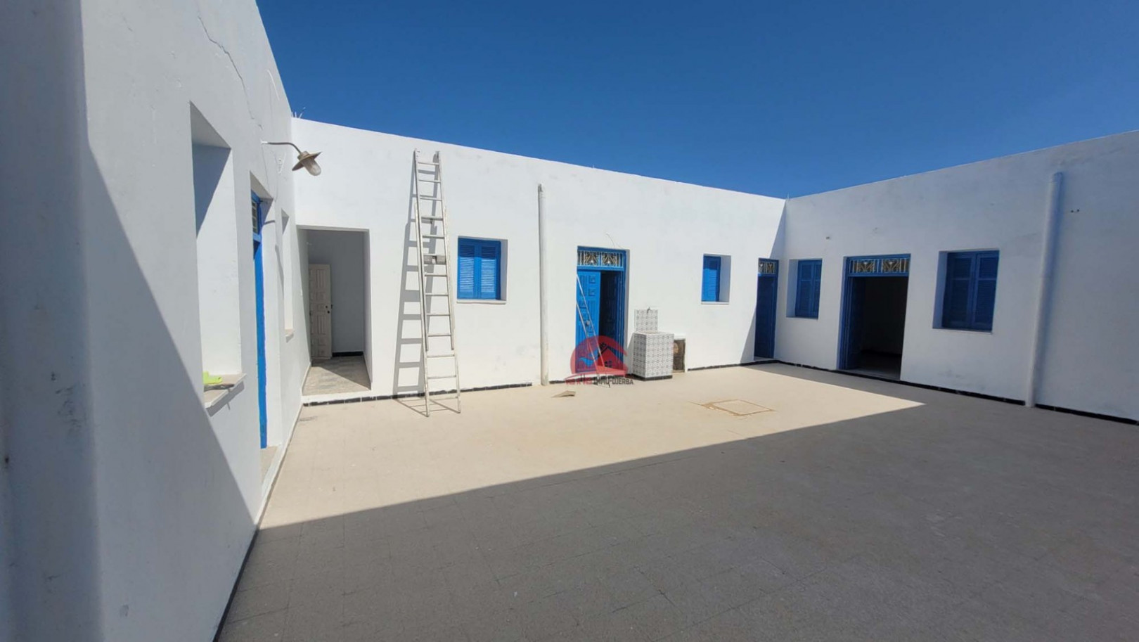 
                                                Vente
                                                 HOUCH TYPIQUE À HOUMT SOUK DJERBA ZU