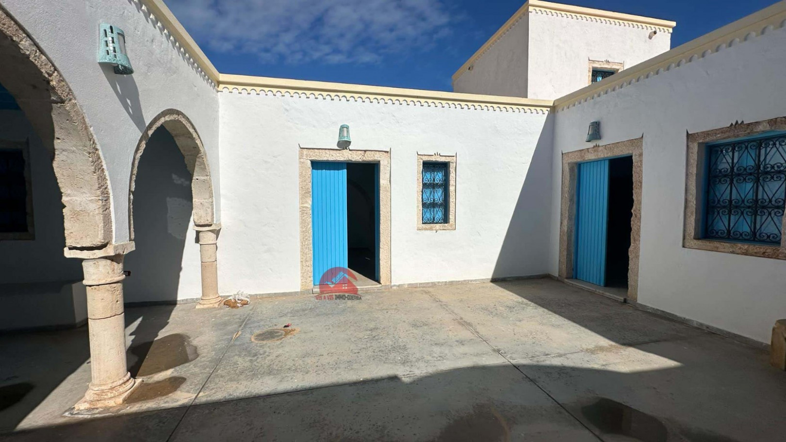 
                                                Vente
                                                 HOUCH TYPIQUE DJERBIEN À HOUMT SOUK