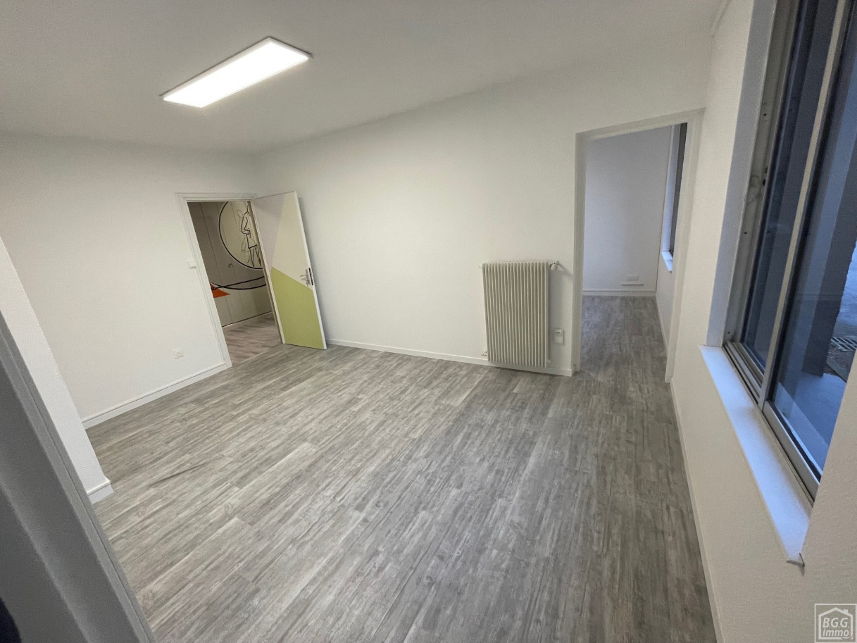 
                                                Location
                                                 Hoymille proche de Bergues bureaux refait à neuf