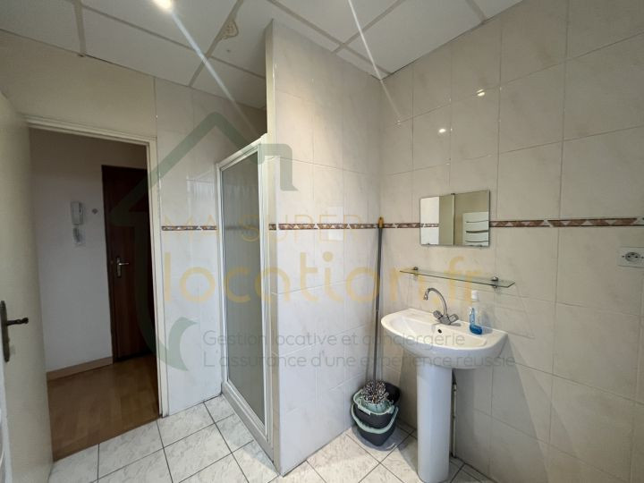 
                                                Location
                                                 HYPER CENTRE ST QUENTIN : STUDIO