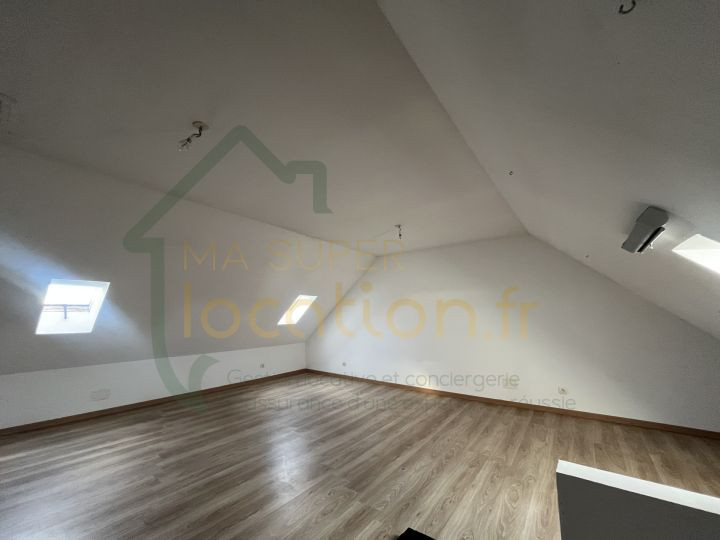 
                                                Location
                                                 IDEAL ENTREPRENEUR - Grande maison avec entrepôt de 150m2