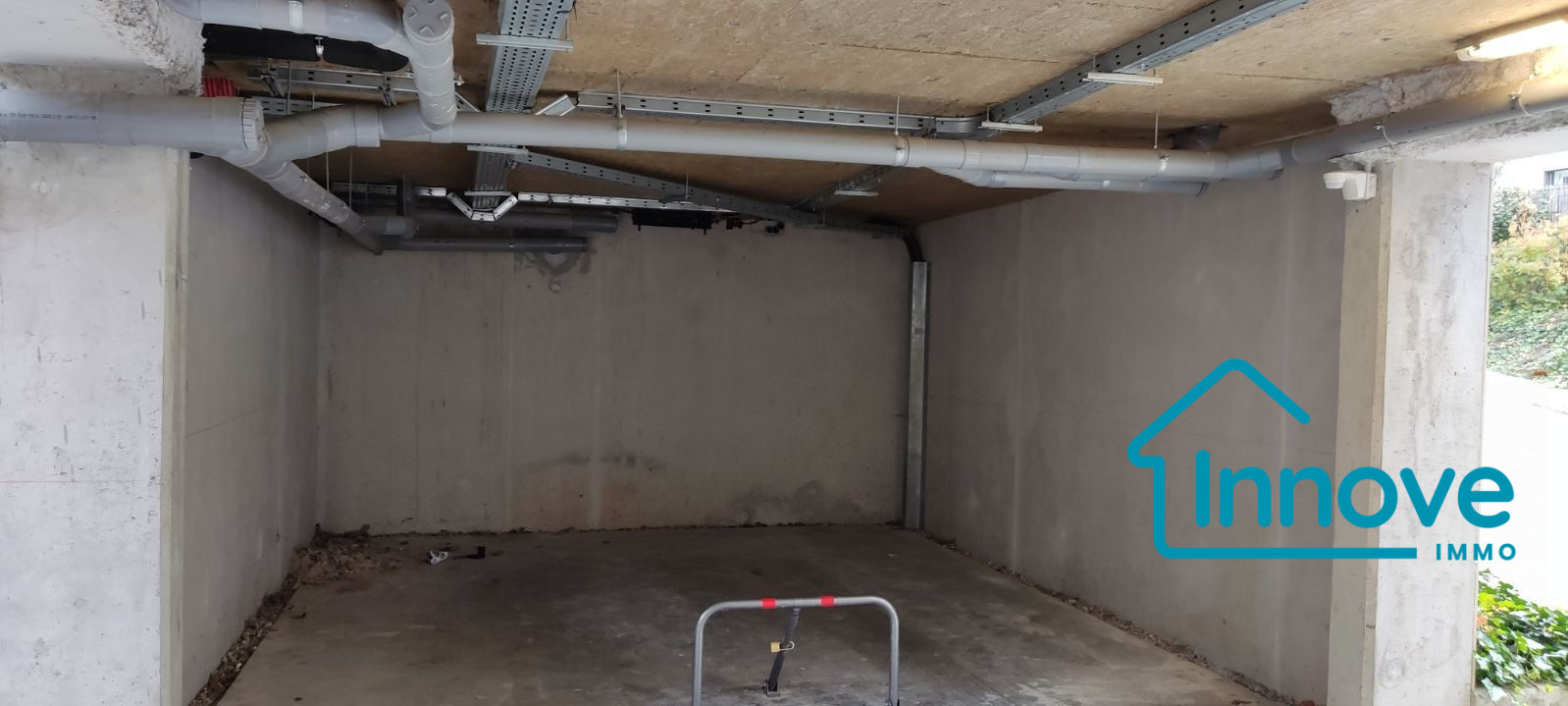 
                                                Vente
                                                 ideal investissement/ lots de 4 places de parking