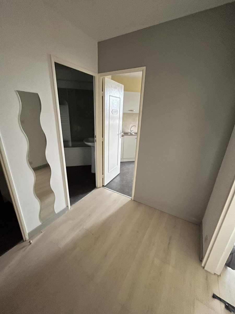 
                                                Location
                                                 Idéalement situé à proximité immédiate du tramway.