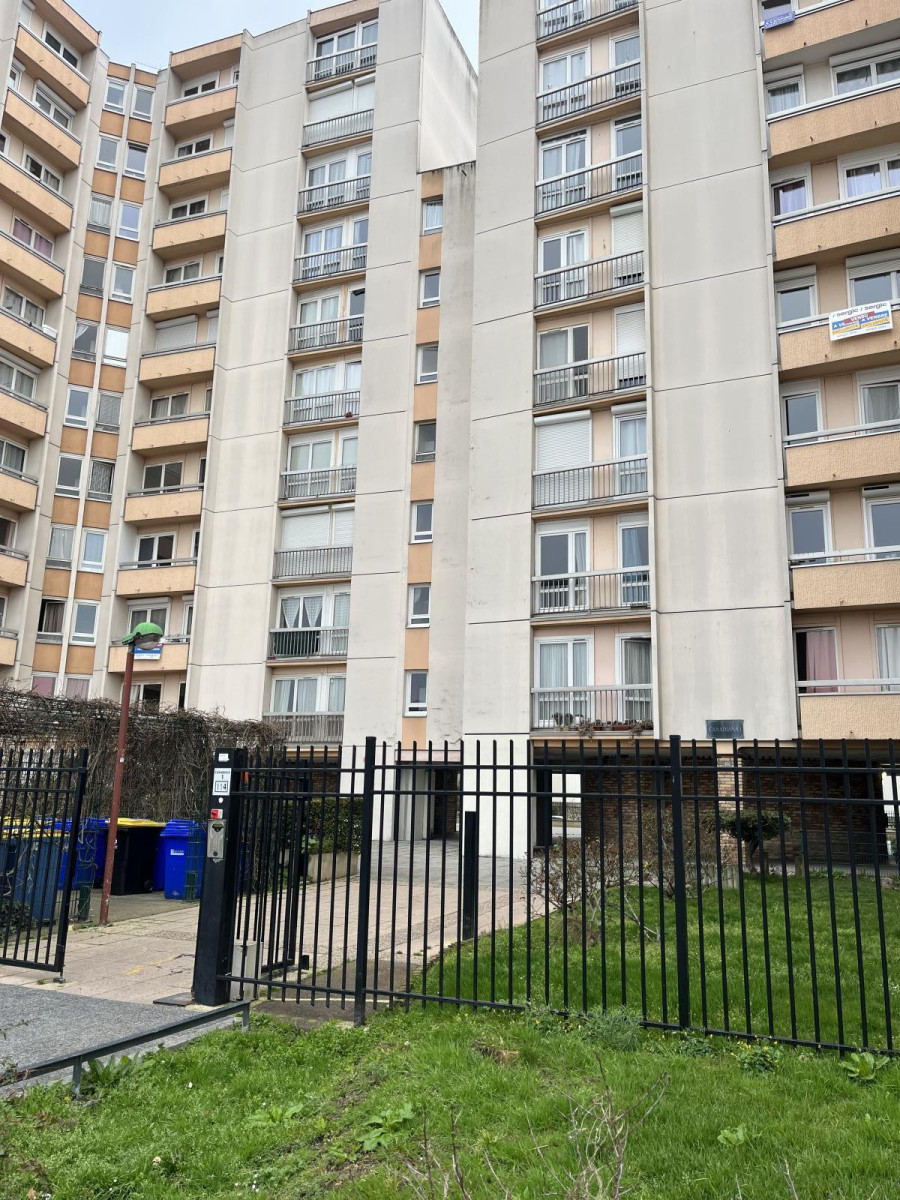 
                                                Location
                                                 Idéalement situé à proximité immédiate du tramway.