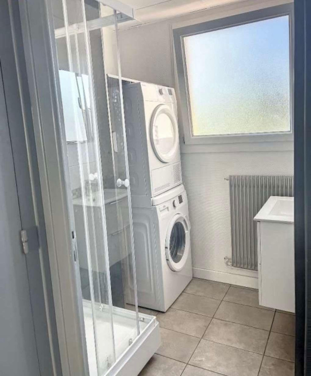 
                                                Location
                                                 Idéalement situé, face à l'université.