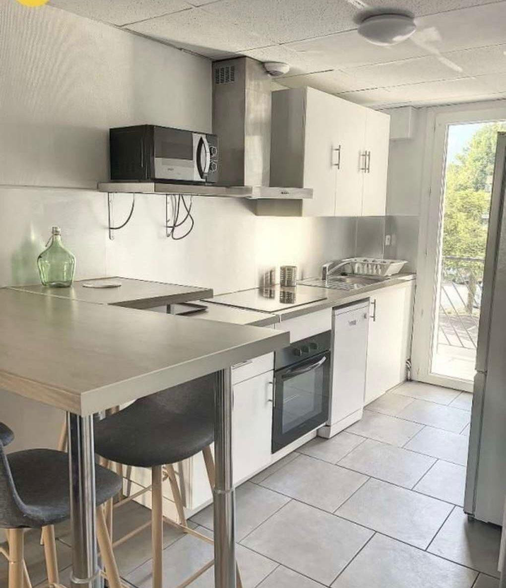 
                                                Location
                                                 Idéalement situé, face à l'université.