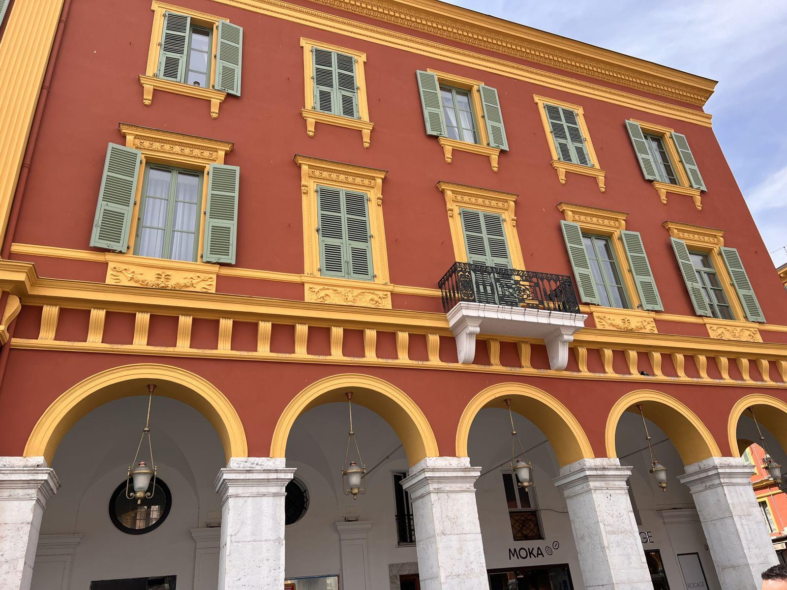 
                                                Location
                                                 Idealement Situé Place Massena, 2 Pieces meublés