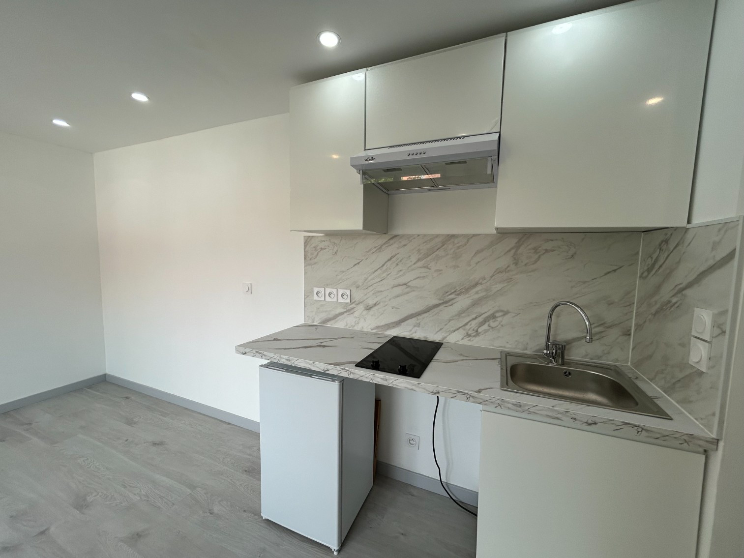 
                                                Vente
                                                 Immeuble - 5 lots rénovés avec extérieur