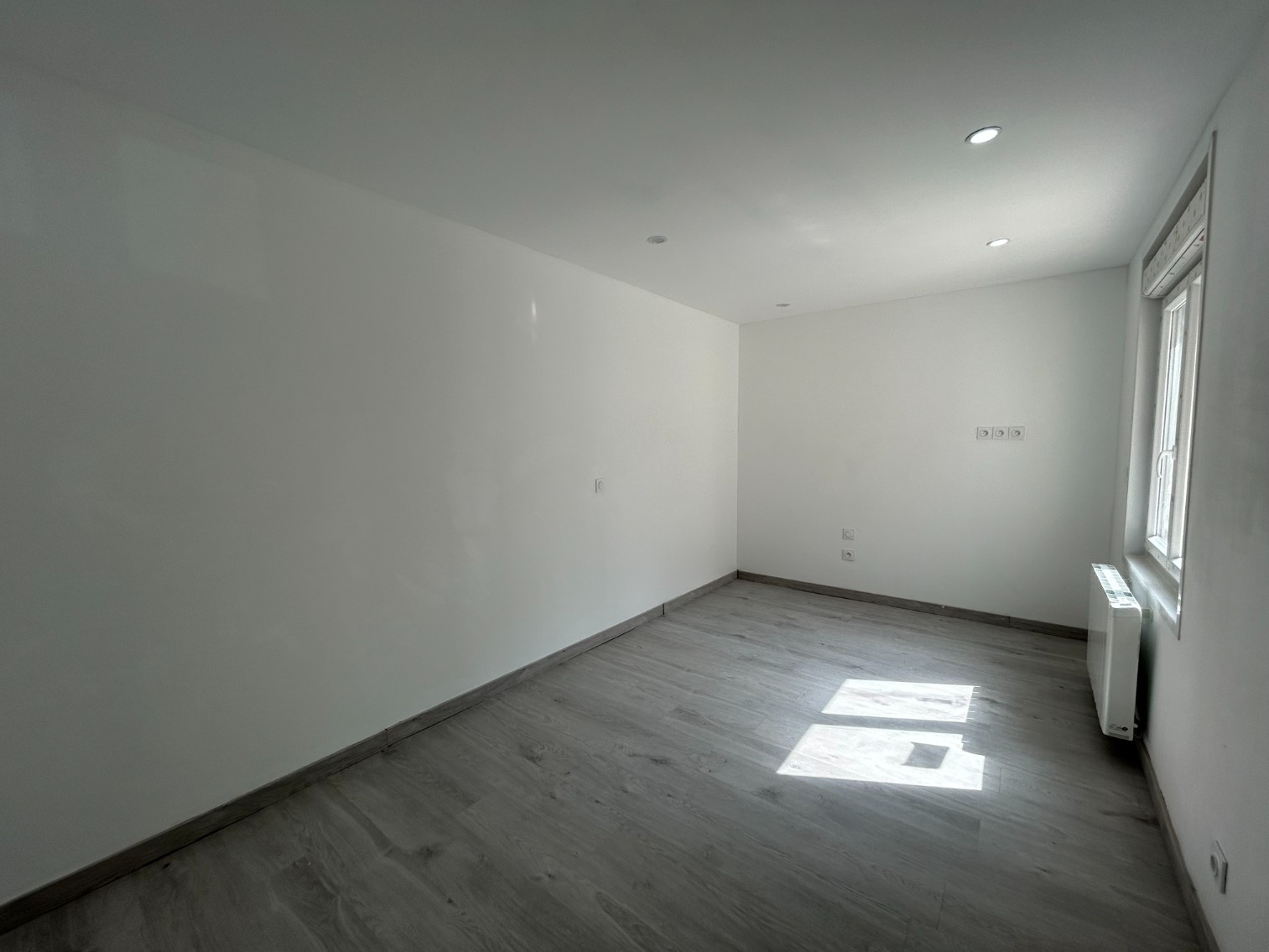 
                                                Vente
                                                 Immeuble - 5 lots rénovés avec extérieur