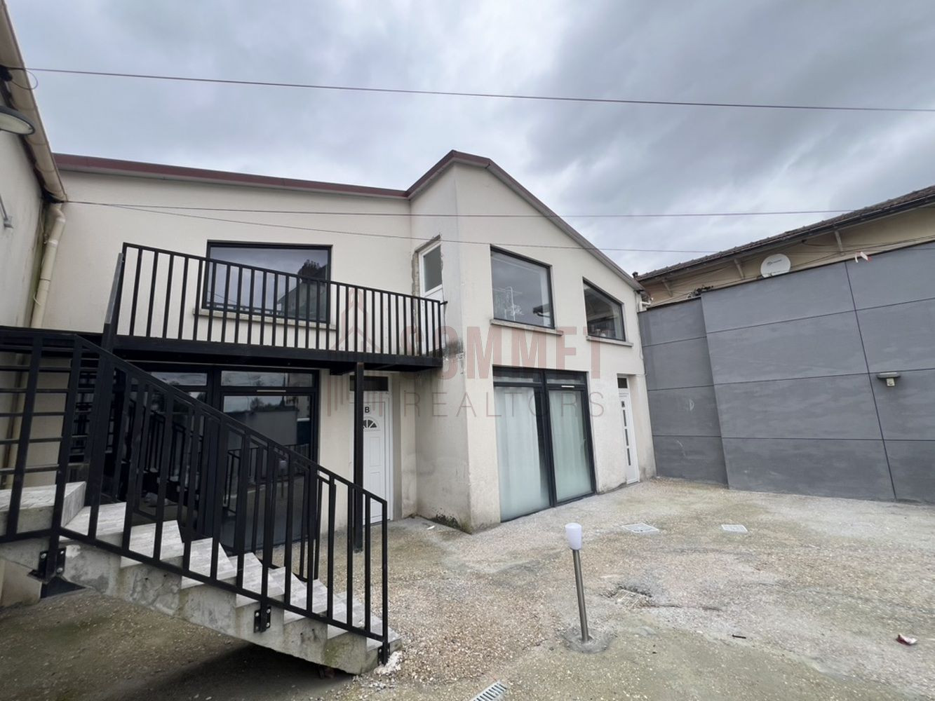 
                                                Vente
                                                 Immeuble 8 pièces