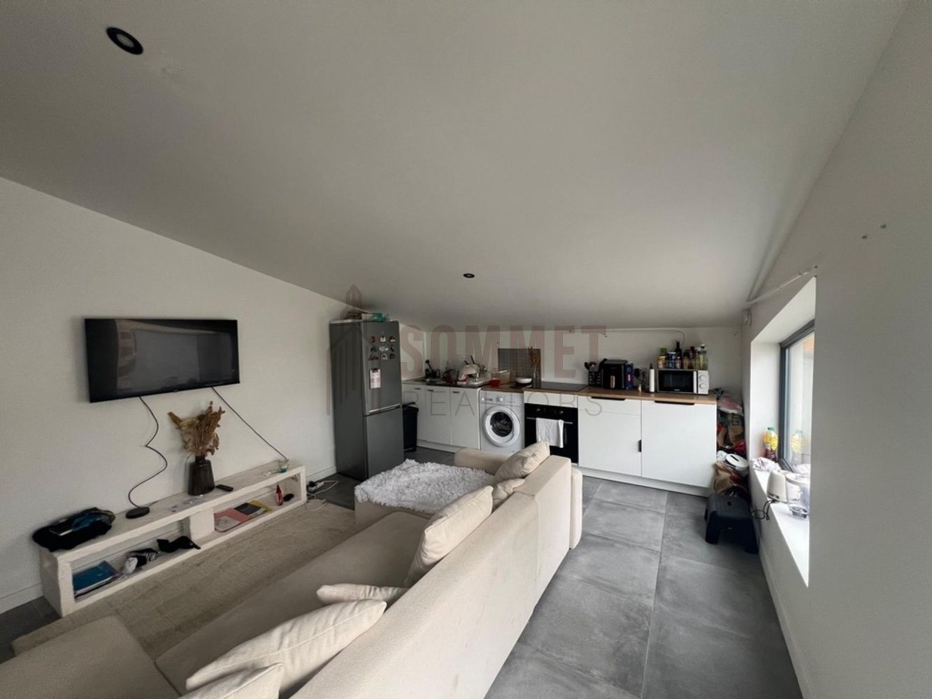 
                                                Vente
                                                 Immeuble 8 pièces
