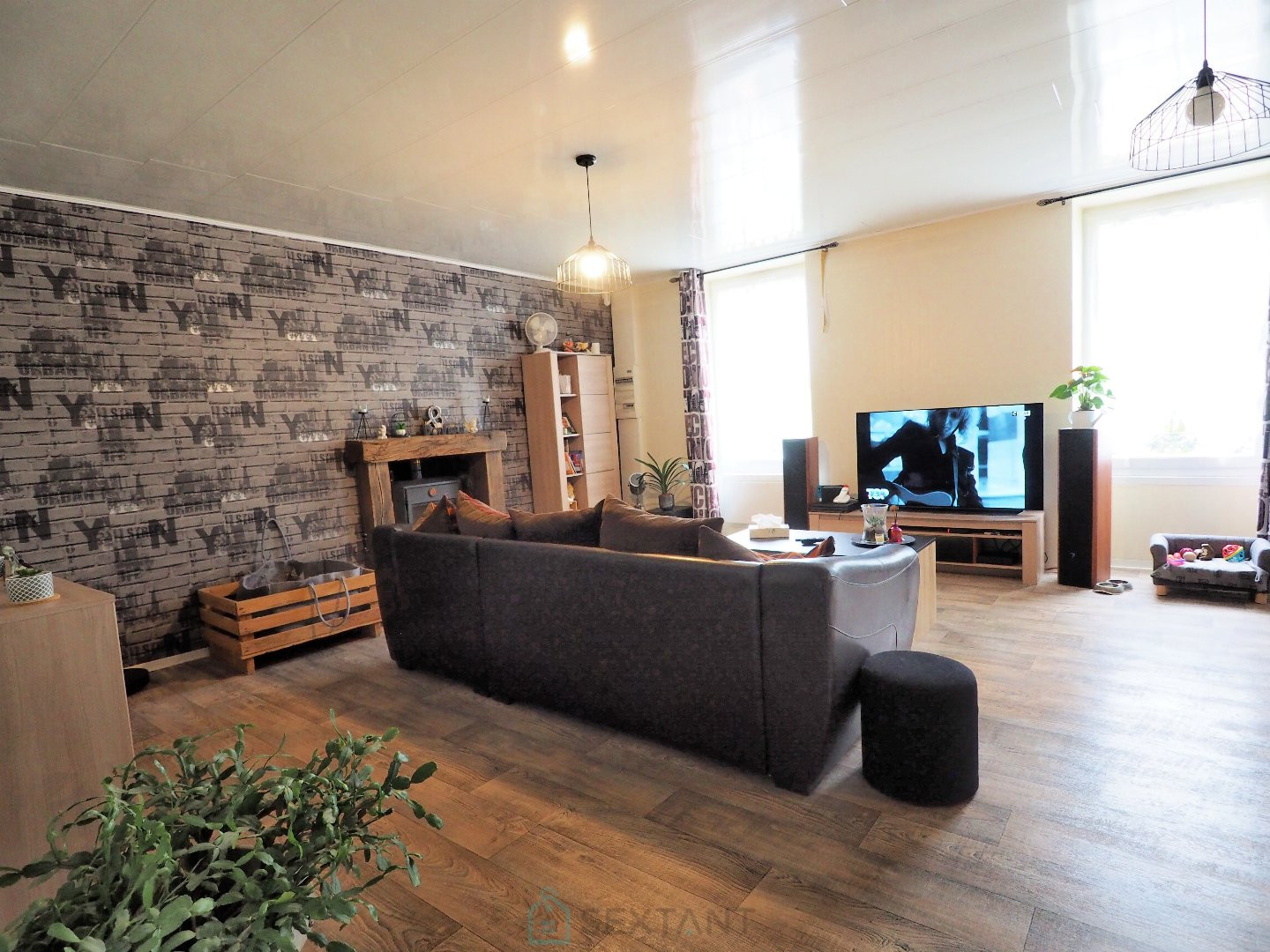 
                                                Vente
                                                 Immeuble avec fond de commerce Pizzéria-Grill et un appartement