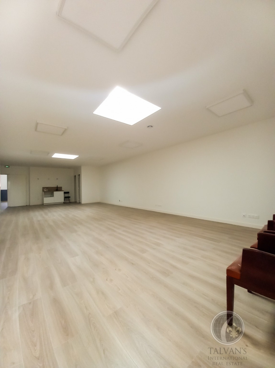 
                                                Vente
                                                 Immeuble de 995m² situé à 5km de Paris (Clamart)