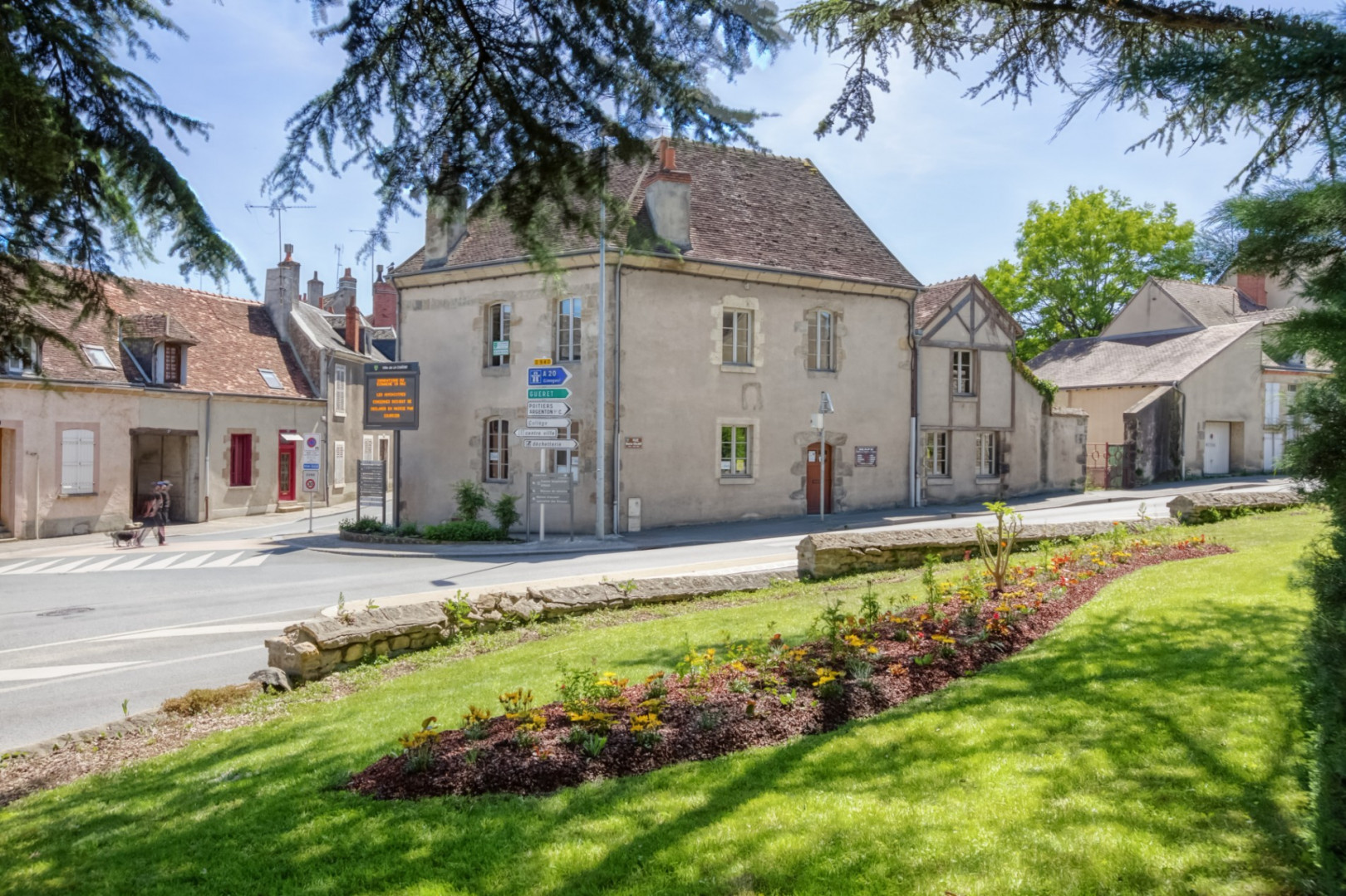 
                                                Vente
                                                 Immeuble de bureaux  loués à La Châtre (36)