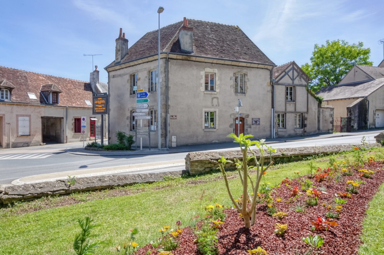 
                                                Vente
                                                 Immeuble de bureaux  loués à La Châtre (36)