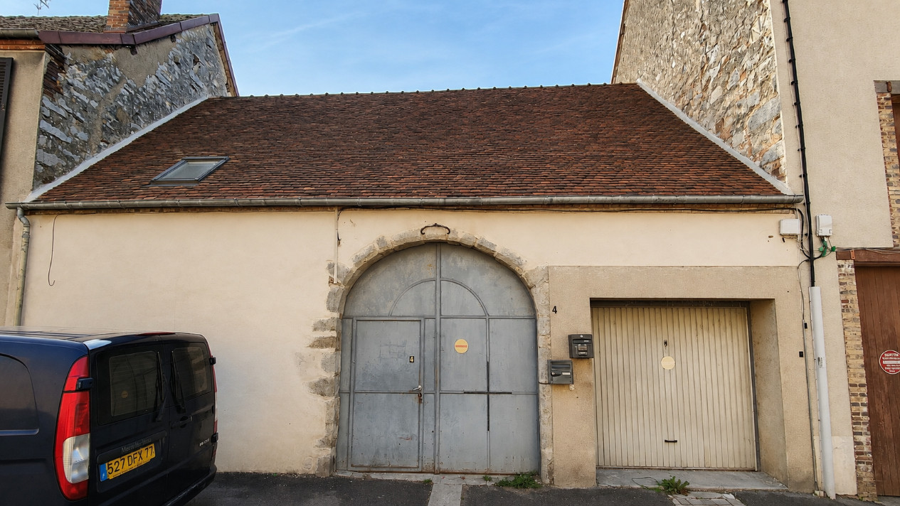 
                                                Vente
                                                 Immeuble de rapport rénové – 8 lots