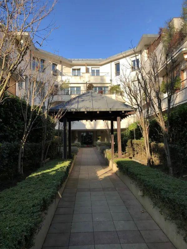 
                                                Location
                                                 Immeuble de standing - Studio lumineux et repeint