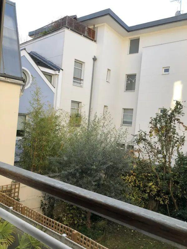 
                                                Location
                                                 Immeuble de standing - Studio lumineux et repeint