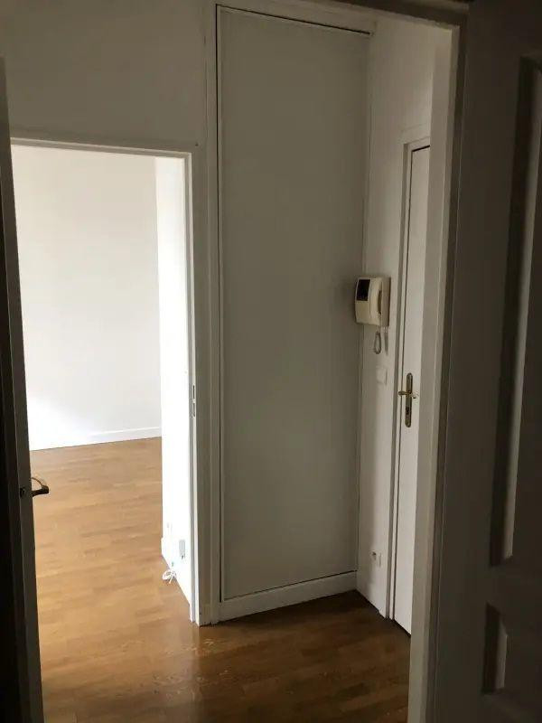 
                                                Location
                                                 Immeuble de standing - Studio lumineux et repeint