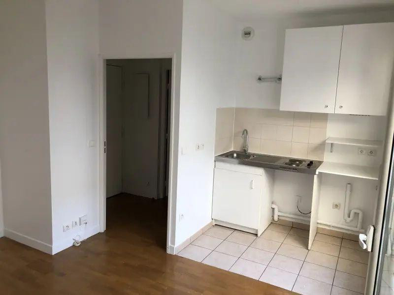 
                                                Location
                                                 Immeuble de standing - Studio lumineux et repeint