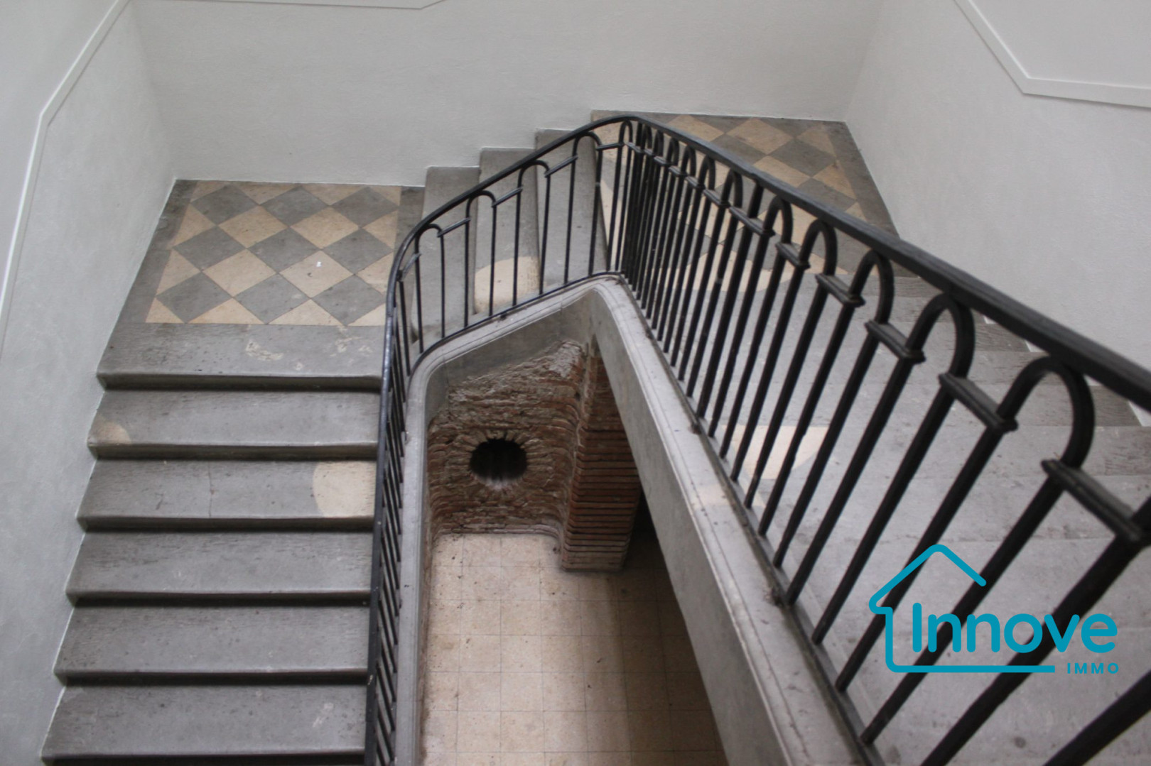 
                                                Vente
                                                 Immeuble et parking au coeur de Grenade