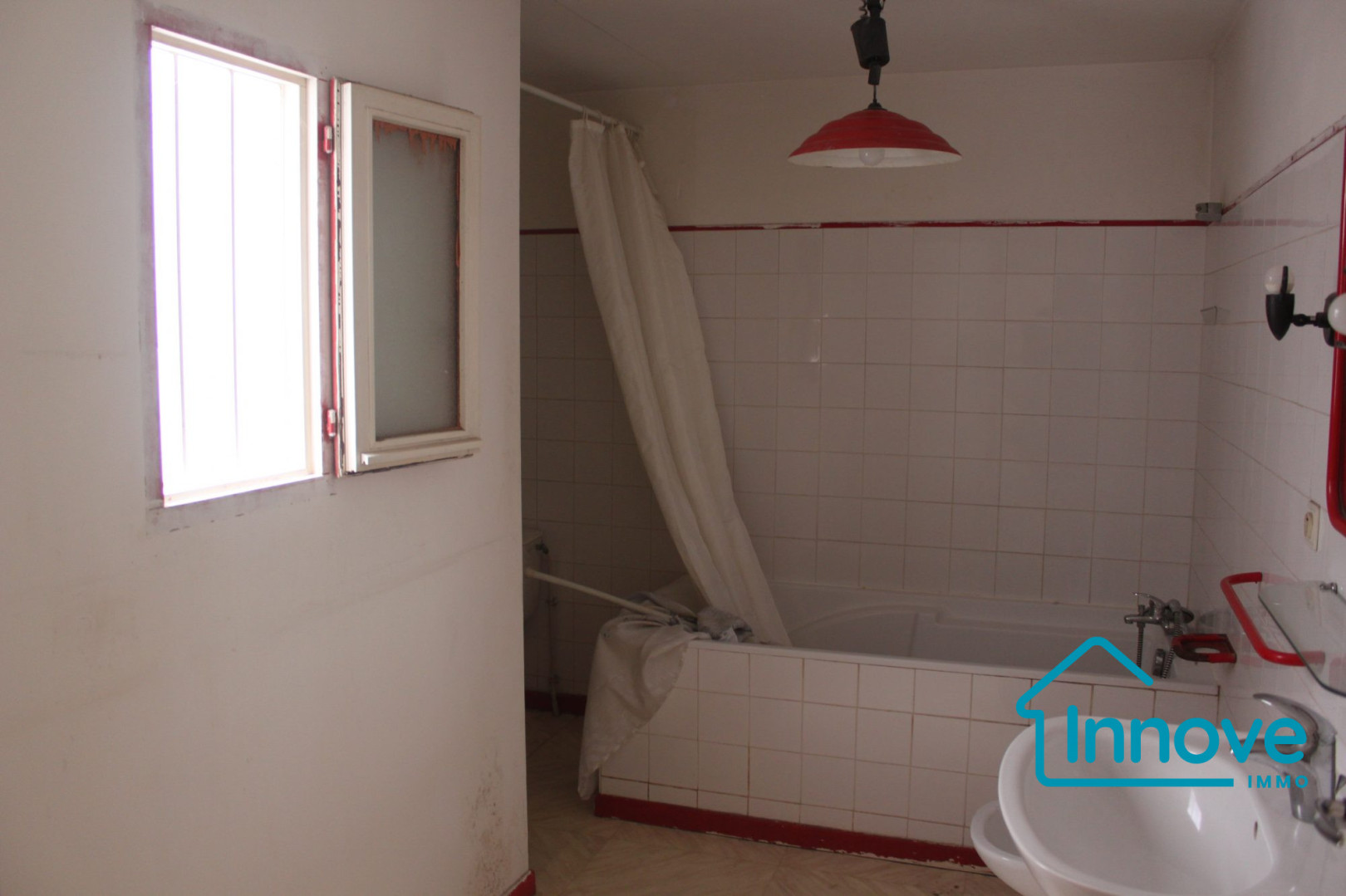 
                                                Vente
                                                 Immeuble et parking au coeur de Grenade