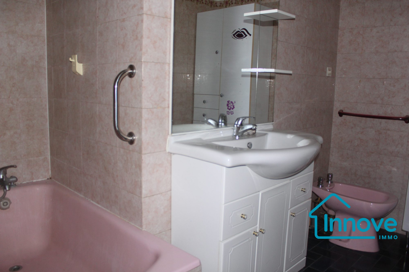 
                                                Vente
                                                 Immeuble et parking au coeur de Grenade