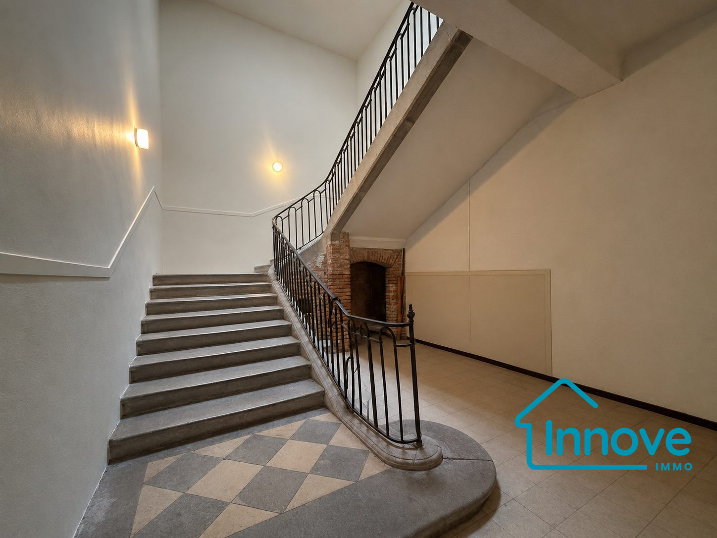 
                                                Vente
                                                 Immeuble et parking au coeur de Grenade