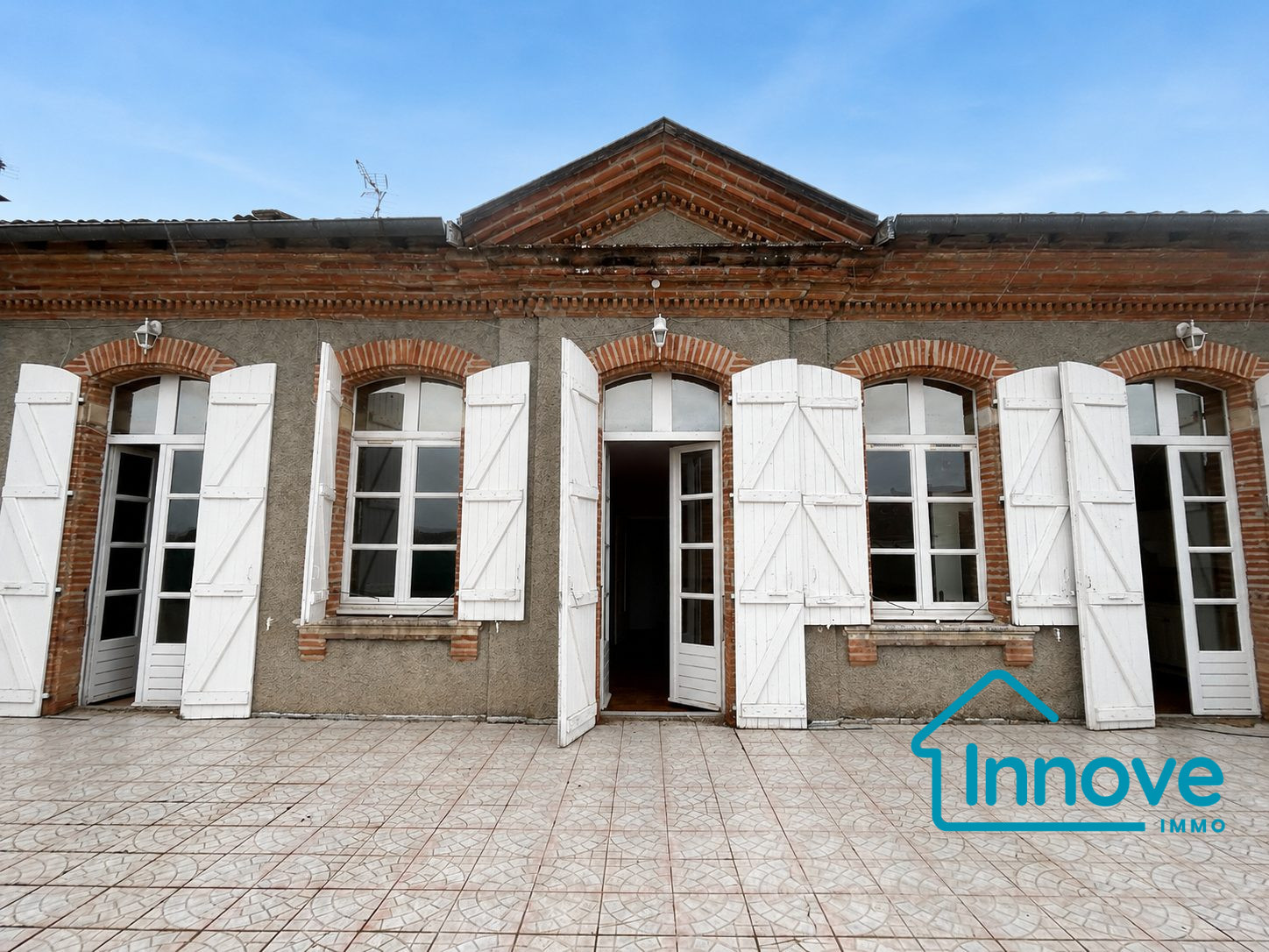 
                                                Vente
                                                 Immeuble et parking au coeur de Grenade