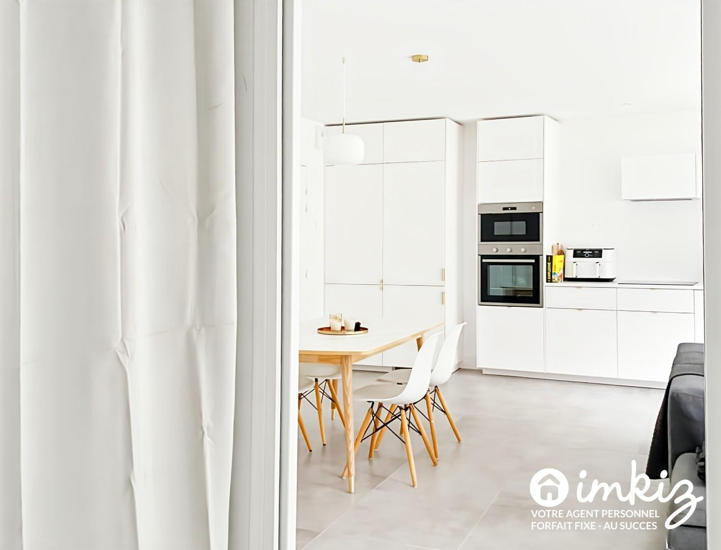 
                                                Vente
                                                 Immeuble mixte de 240 m² centre historique d'Auray