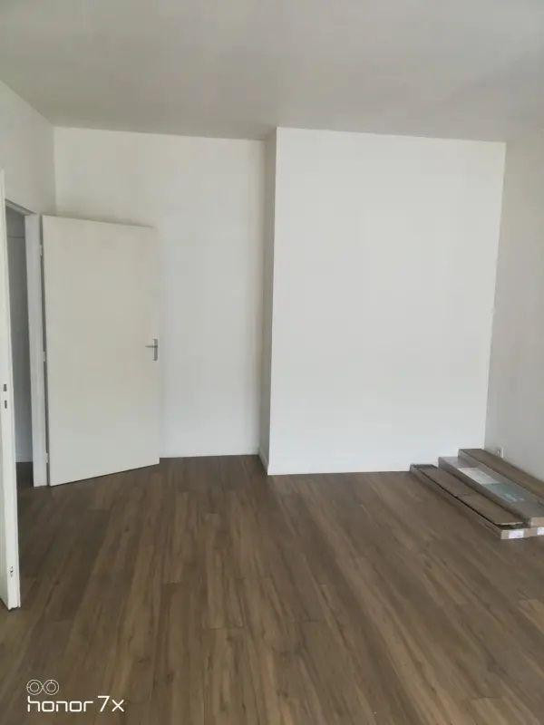 
                                                Location
                                                 Immeuble moderne, appartement avec balcon