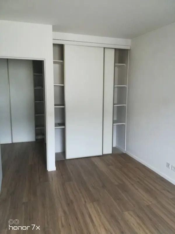 
                                                Location
                                                 Immeuble moderne, appartement avec balcon
