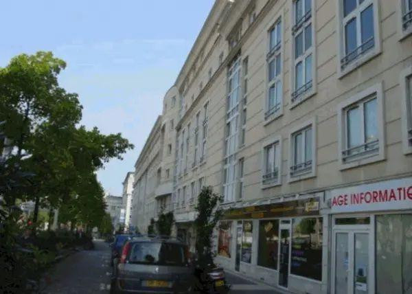 
                                                Location
                                                 Immeuble moderne, appartement avec balcon
