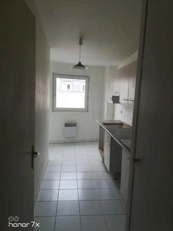 
                                                Location
                                                 Immeuble moderne, appartement avec balcon