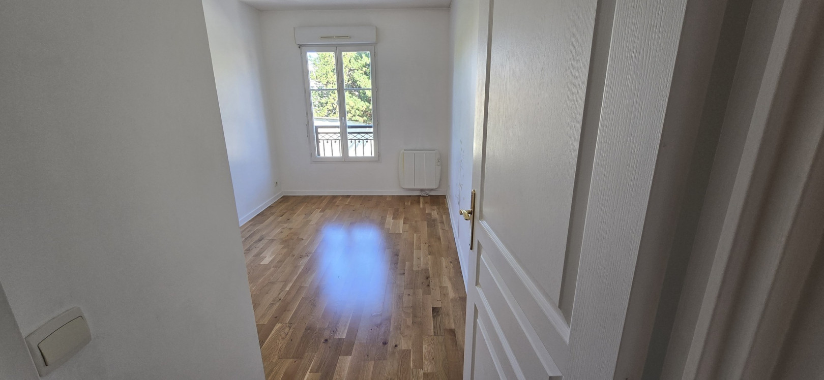 
                                                Location
                                                 ISSY-LES-MOULINEAUX-5 PIÈCE-BALCON-PARKING