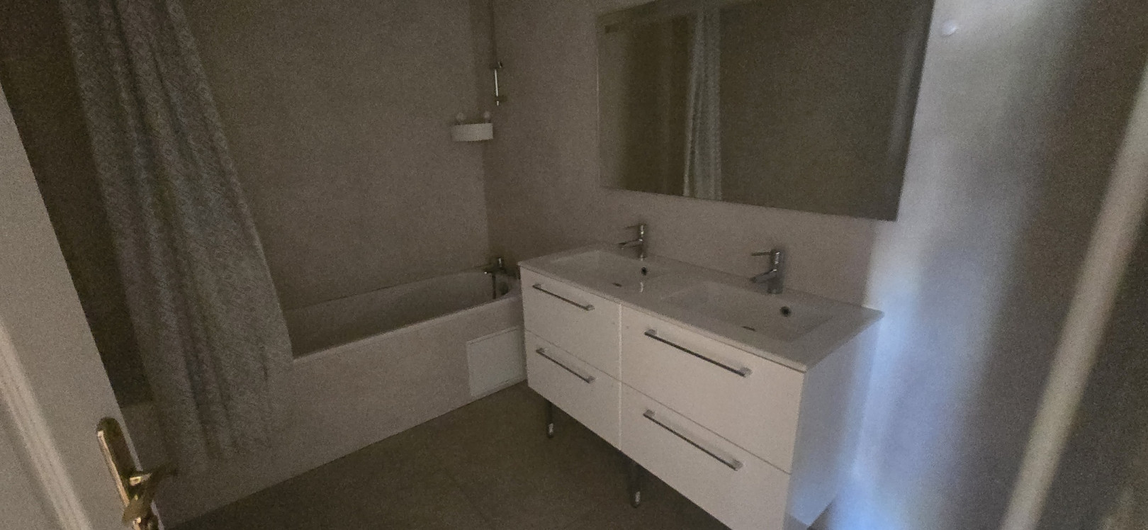 
                                                Location
                                                 ISSY-LES-MOULINEAUX-5 PIÈCE-BALCON-PARKING