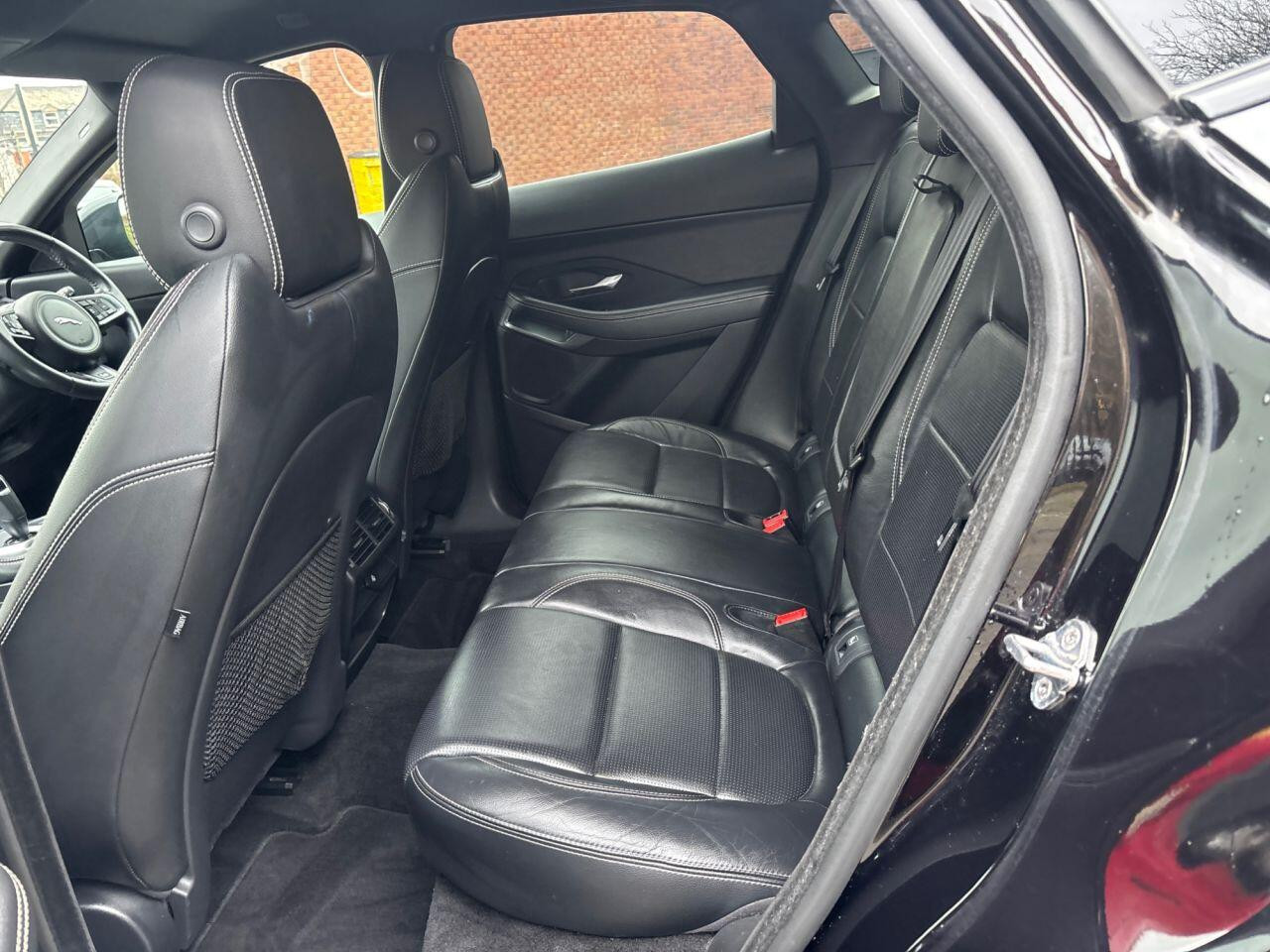 
                                                Voiture
                                                 Jaguar E-Pace 2.0 D150 R-Dynamic S SUV 5dr Diesel Auto AWD Euro 6 (s/s) (150 ps) AUTO MOT 7/26 FSH ULEZ 70K
