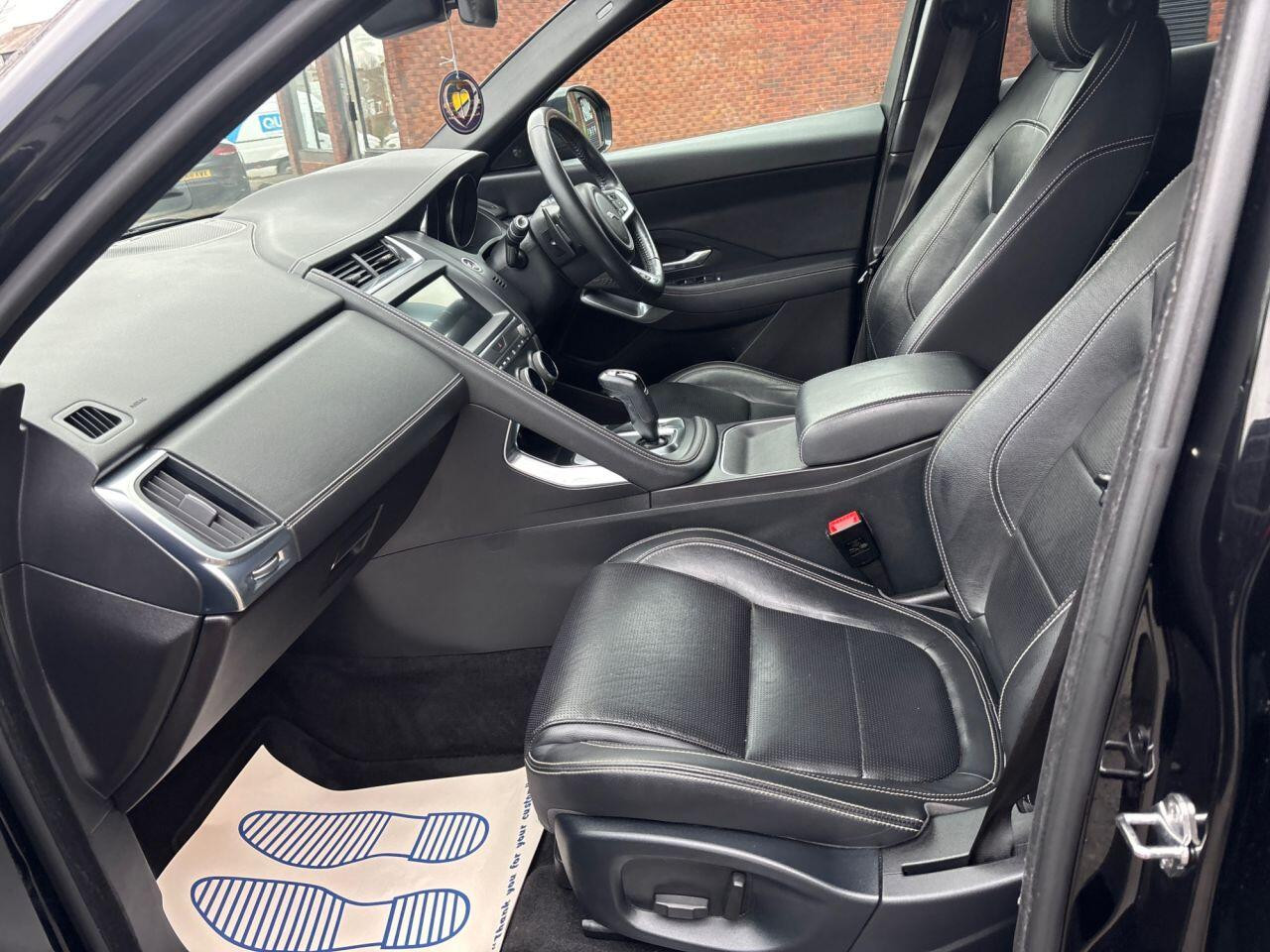 
                                                Voiture
                                                 Jaguar E-Pace 2.0 D150 R-Dynamic S SUV 5dr Diesel Auto AWD Euro 6 (s/s) (150 ps) AUTO MOT 7/26 FSH ULEZ 70K
