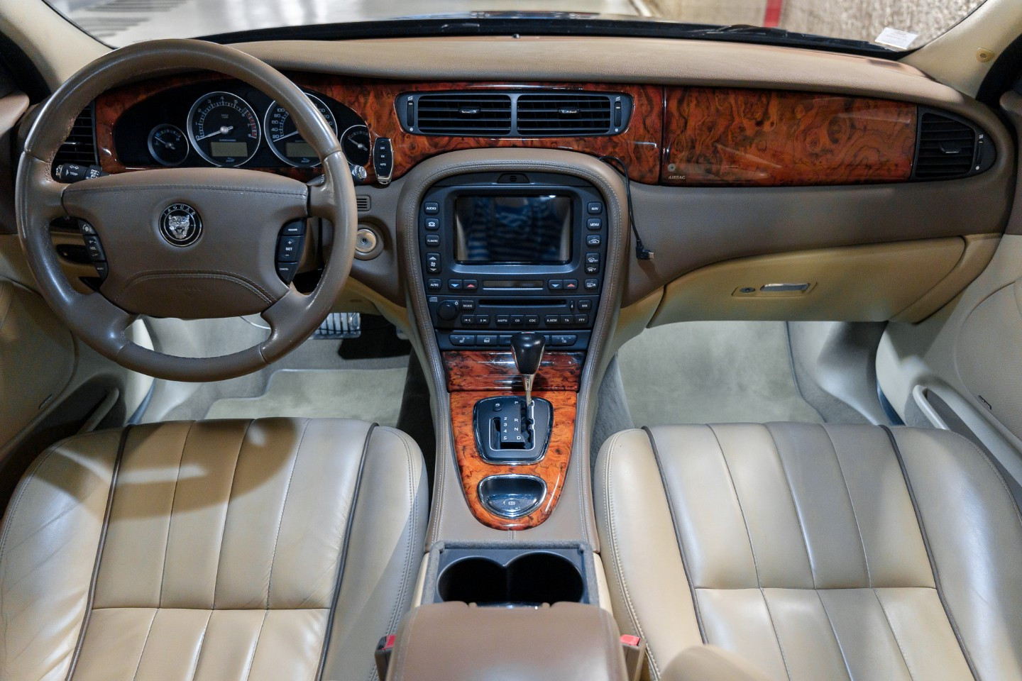 
                                                Voiture
                                                 Jaguar S-Type R Supercharged V8 4.2 396