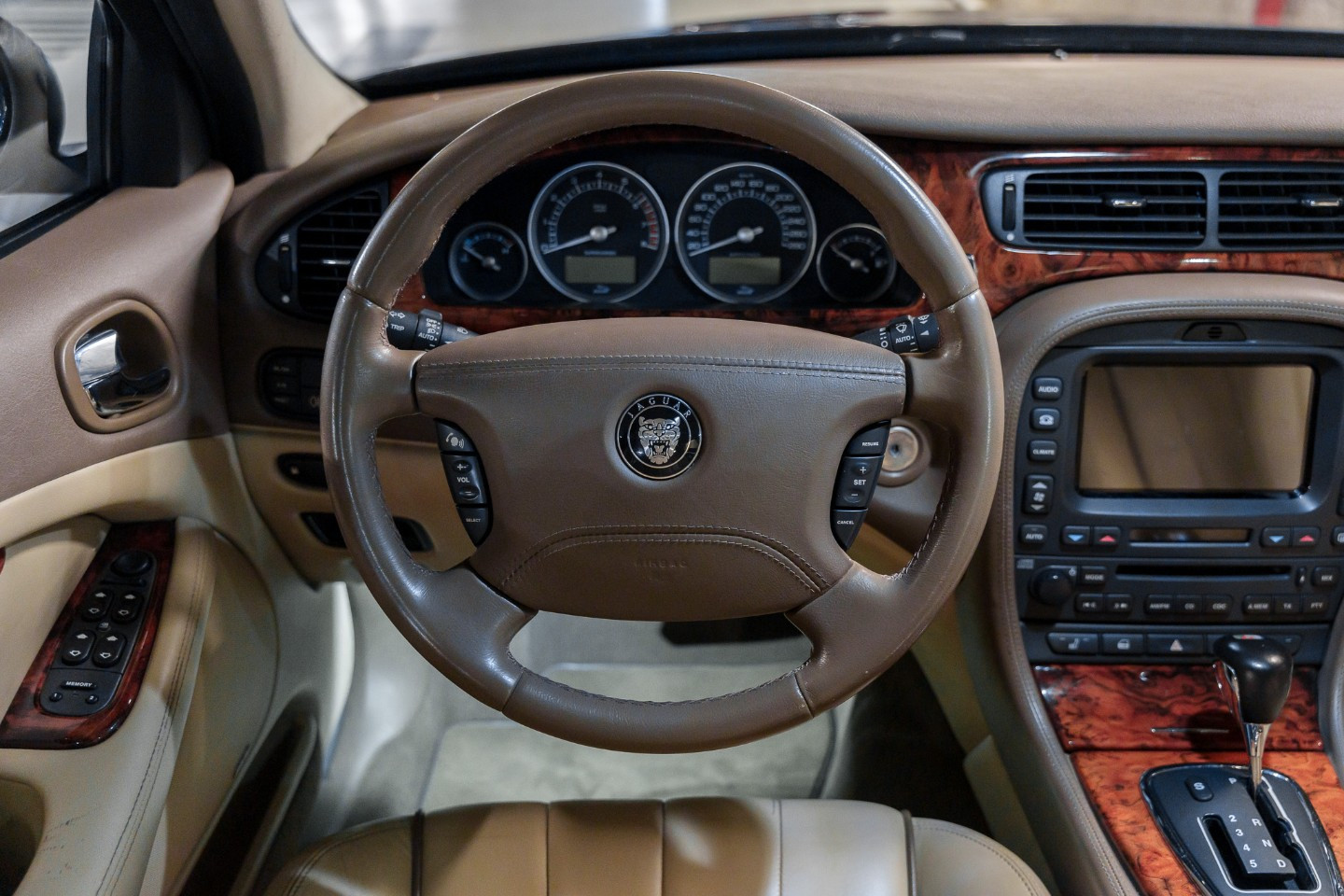 
                                                Voiture
                                                 Jaguar S-Type R Supercharged V8 4.2 396