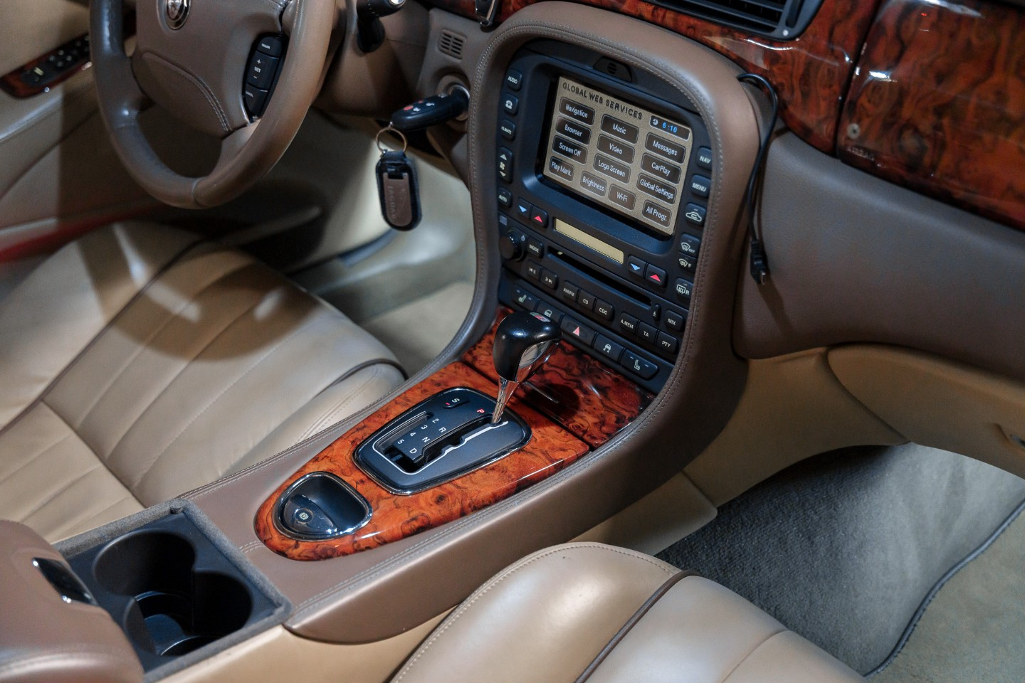 
                                                Voiture
                                                 Jaguar S-Type R Supercharged V8 4.2 396