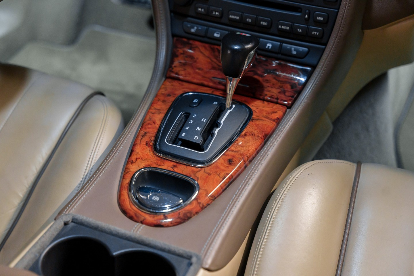 
                                                Voiture
                                                 Jaguar S-Type R Supercharged V8 4.2 396