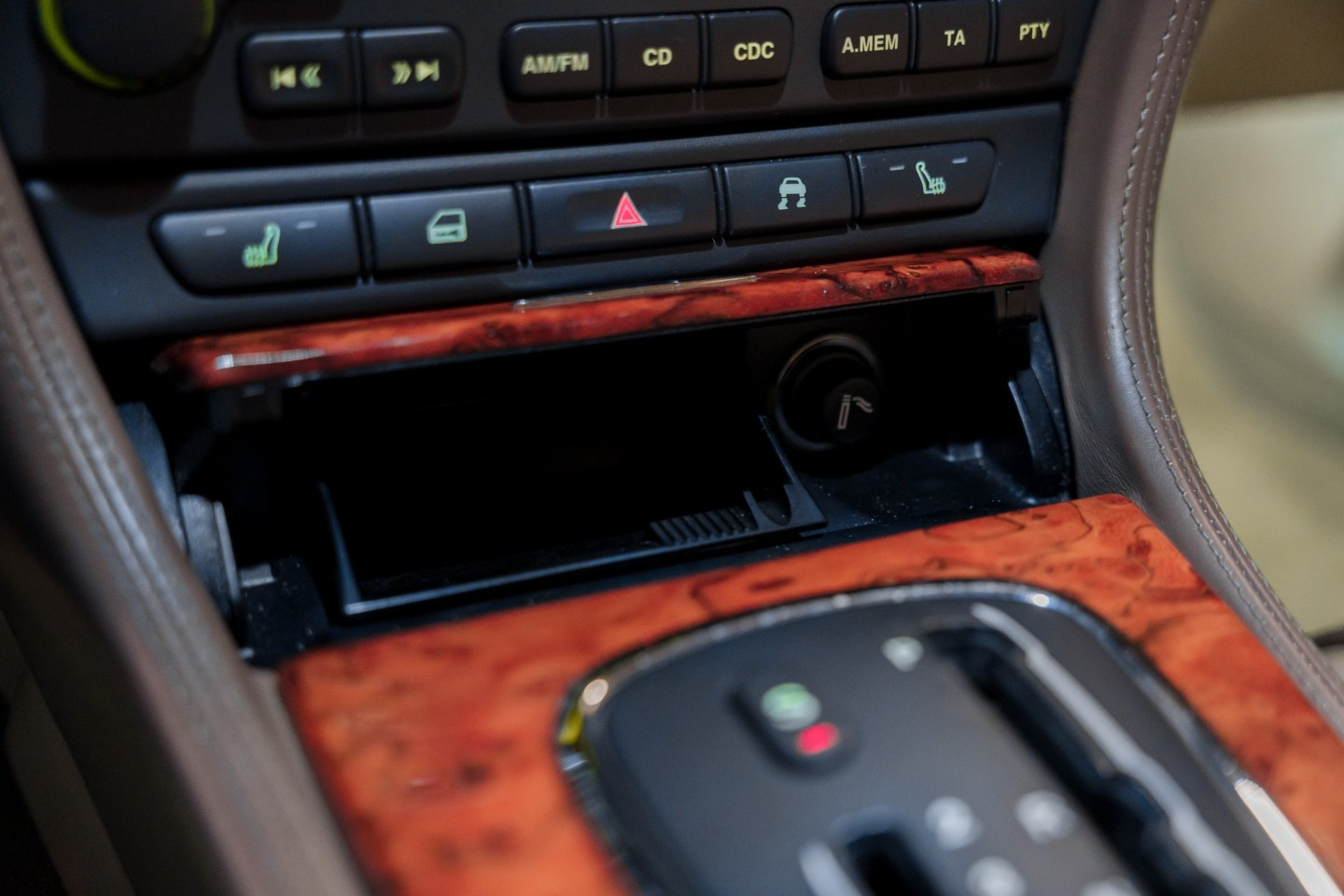 
                                                Voiture
                                                 Jaguar S-Type R Supercharged V8 4.2 396