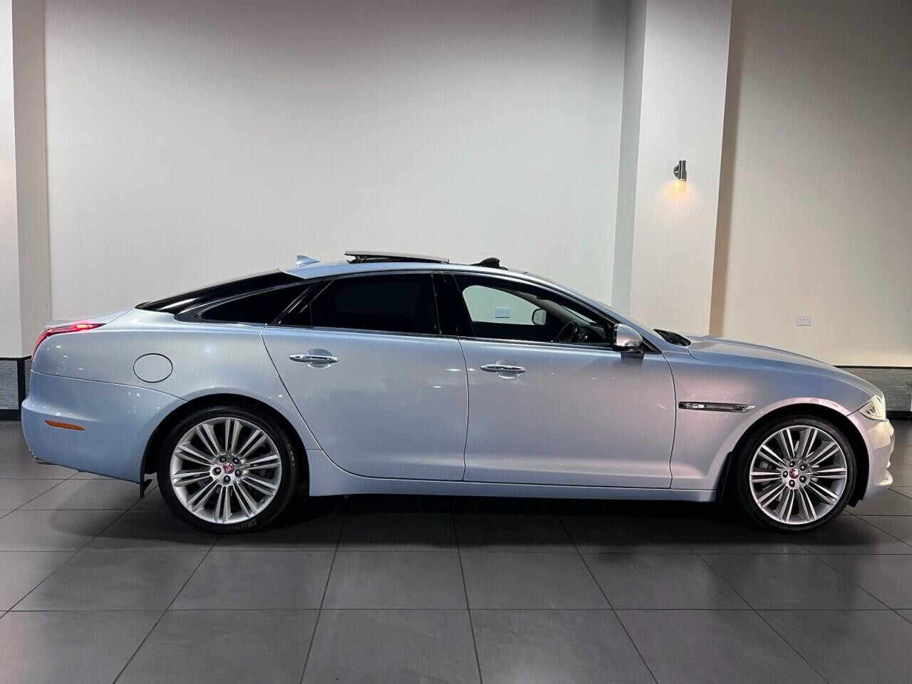 
                                                Voiture
                                                 Jaguar XJ 3.0 V6 Portfolio Saloon 4dr Petrol Auto Euro 5 (s/s) (340 ps)